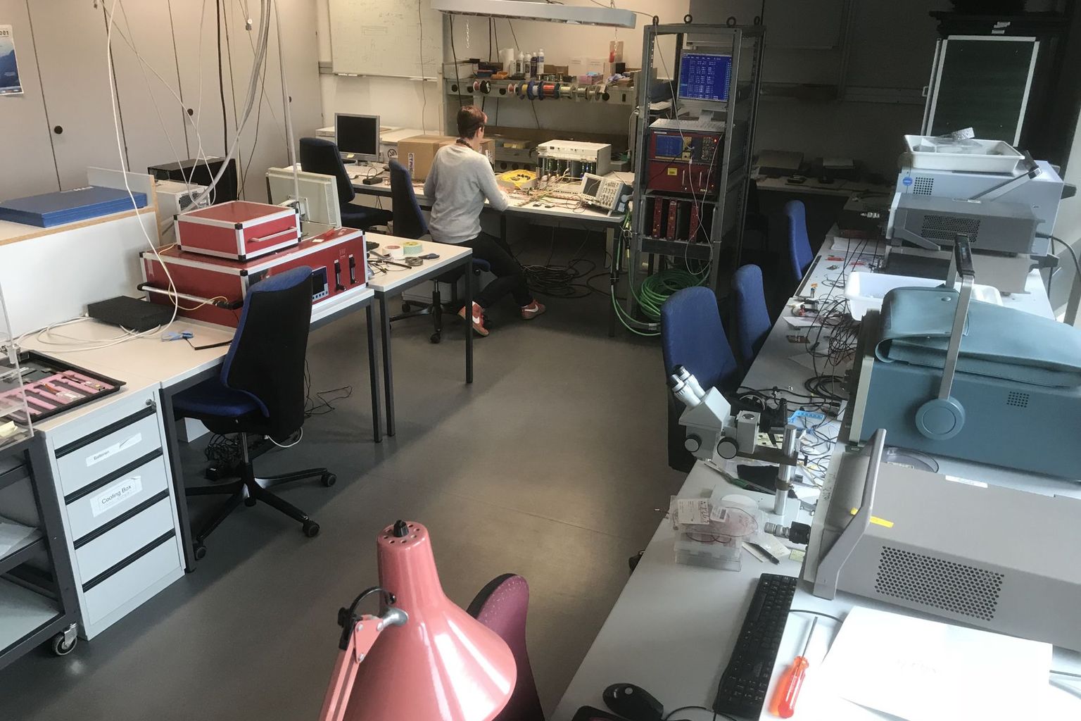 Lea Caminada's workplace in the PSI lab.