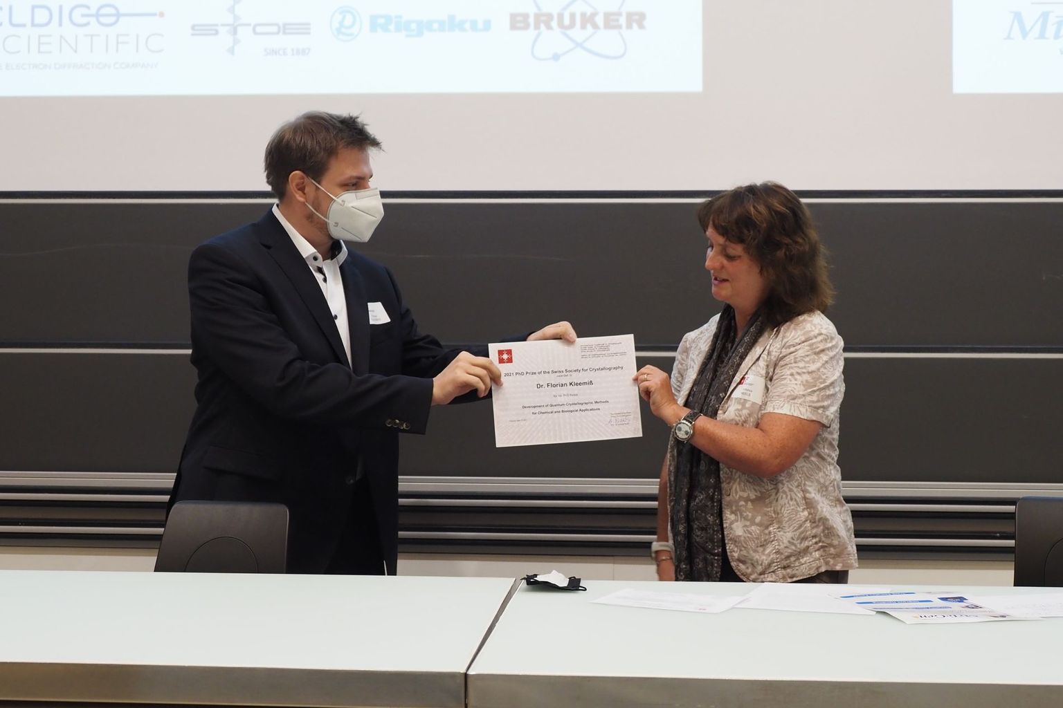 Von 2018 bis 2021 war Antonia Neels Präsidentin der Schweizerischen Gesellschaft für Kristallogra-phie (SGK). Bild: bei der Übergabe des SGK-Doktorandenpreises 2021 an Florian Kleemiss.