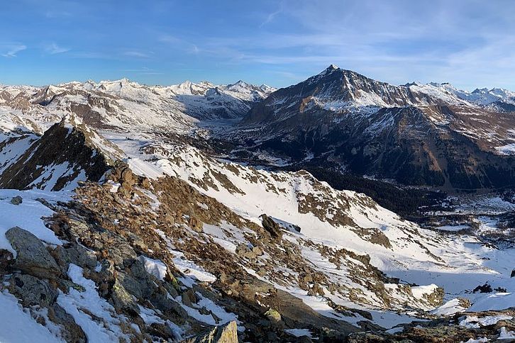 L’inverno 2022/23 è stato caratterizzato da una eccezionale scarsità di neve. Nel nord del Ticino (Pizzo di Campello, 2326 m), a metà febbraio su molti pendii non era possibile praticare lo sci.