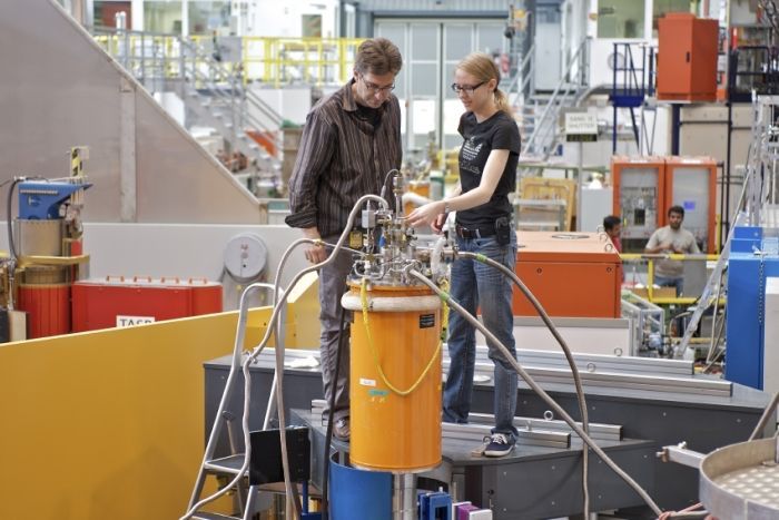 Researchers Lukas Keller and Nikola Egetenmeyer on the DMC instrument at the spallation neutron source SINQ.