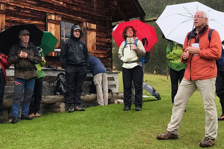 Thomas Scheurer leitet eine Exkursion im Nationalpark
