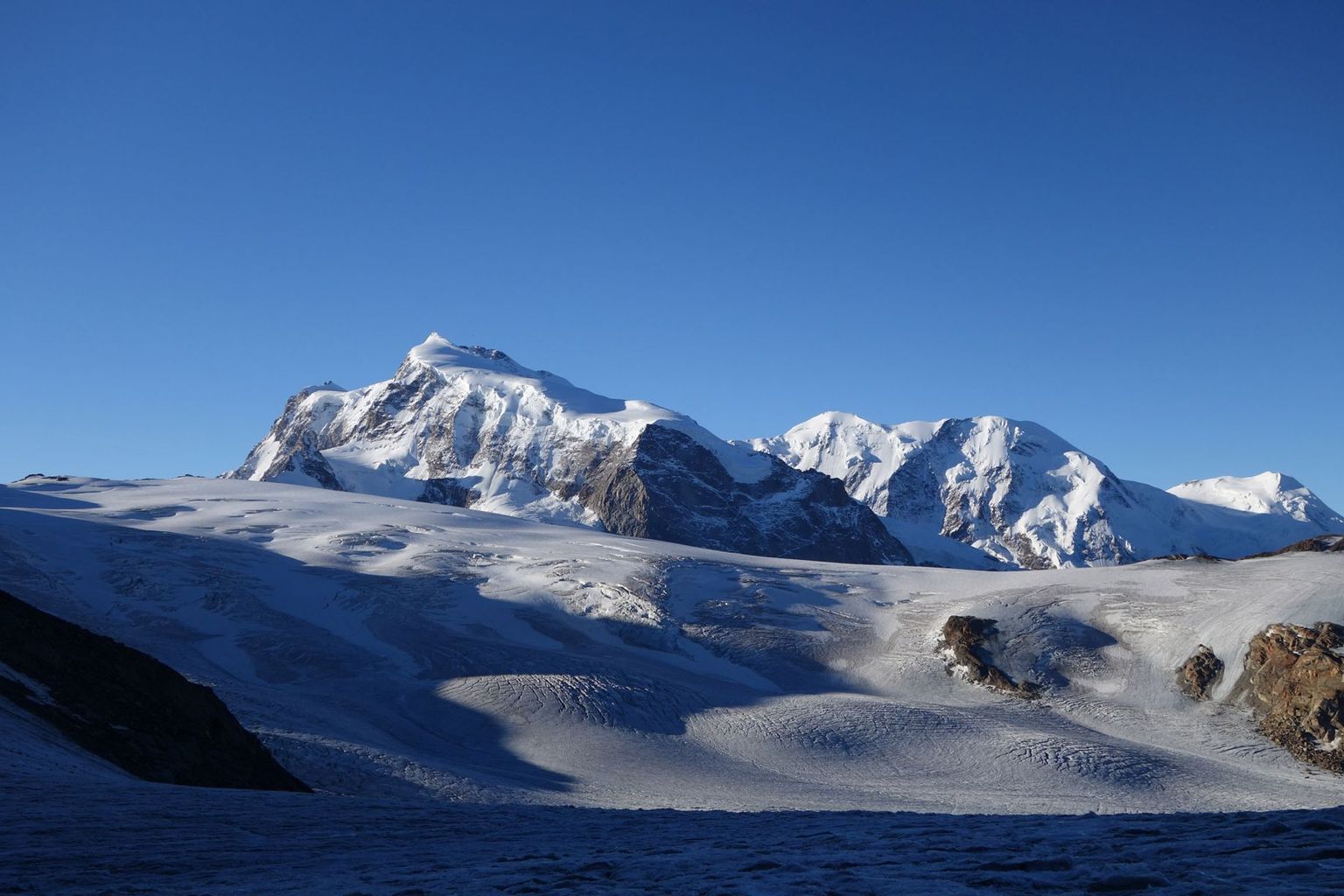 Glacier de Findelen 2018: Ce n'est qu'à de très hautes altitudes, comme dans la région du Mont Rose (sud du Valais), qu'il a été possible de maintenir une partie des grandes quantités de neige hivernale.