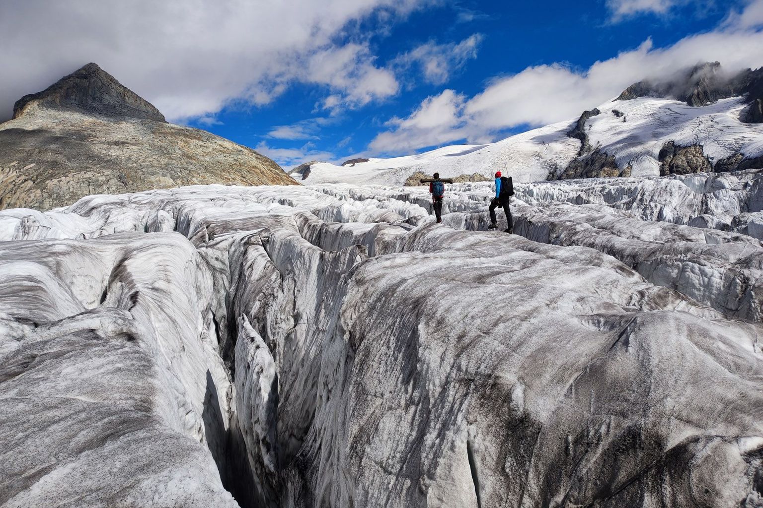 Glaciologues en train d’aller prendre des mesures dans le labyrinthe de crevasses du glacier du Rhône (VS).
