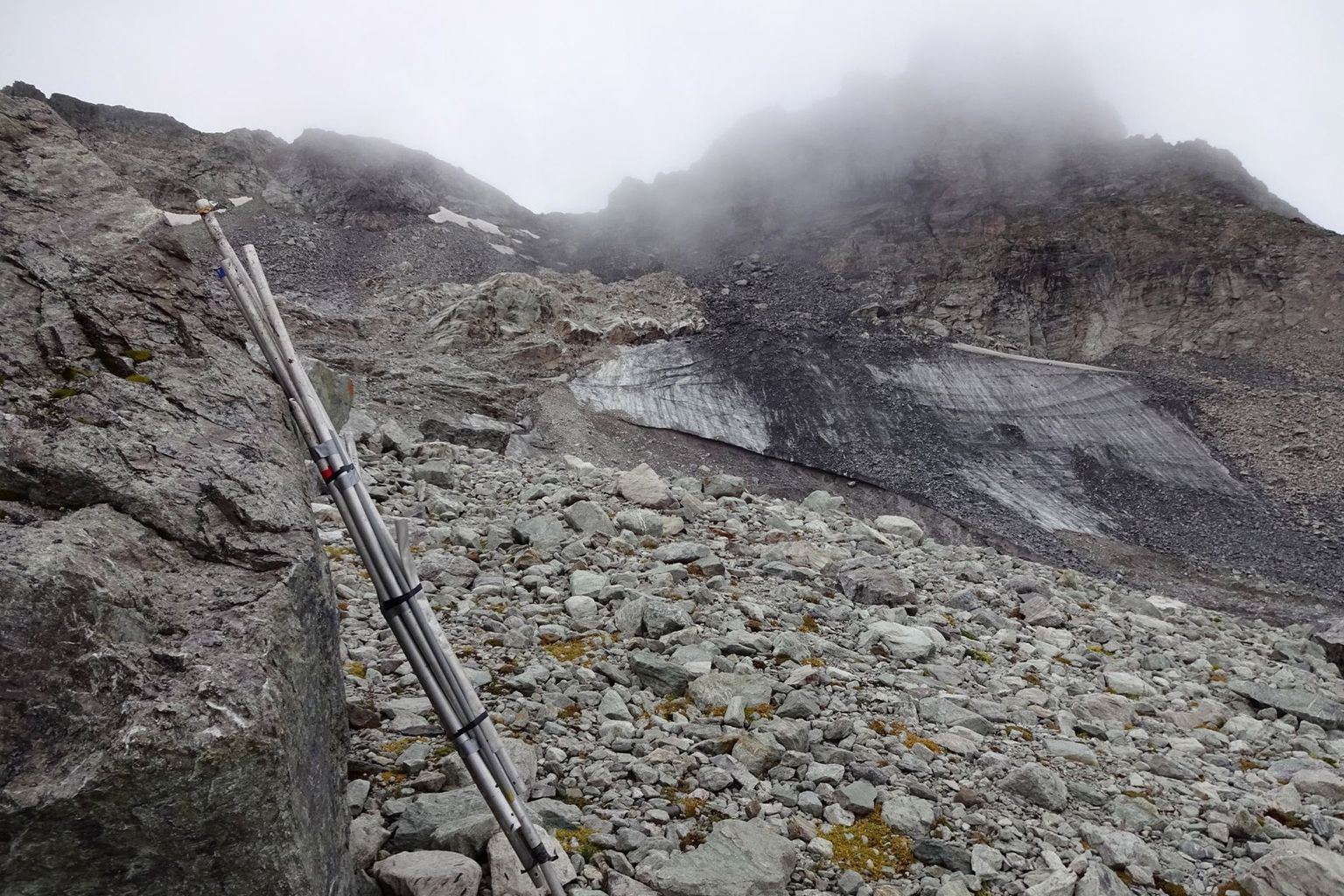 After the end of the series of measurements on the Pizol Glacier (SG) was heralded by a memorial service last autumn, this year the measurement material had to be cleared away from the meagre remaining ice.