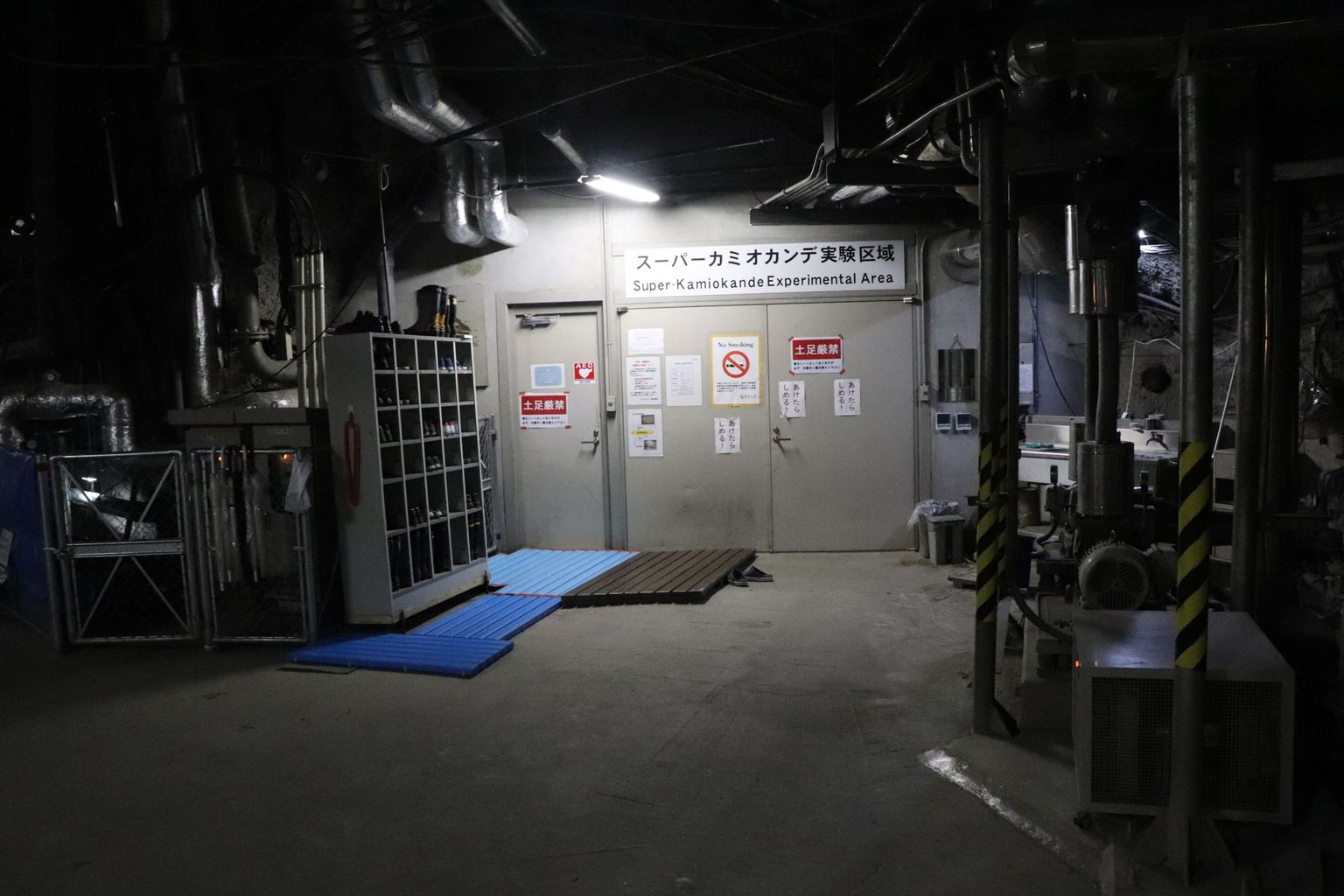Der Eingang zum Super-Kamiokande-Detektor. Wie immer, wenn man in Japan einen Raum betritt, heisst es: Schuhe bitte ausziehen (und im Regal links verstauen). Foto: B. Vogel