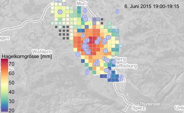 Une cellule orageuse entre Thoune et Berne le 6.6.2015. Les couleurs indiquent l'estimation de la taille des grêlons sur la base des données radars. Les symboles représentent la grosseur des grêlons observés et rapportés sur l'app de MétéoSuisse.