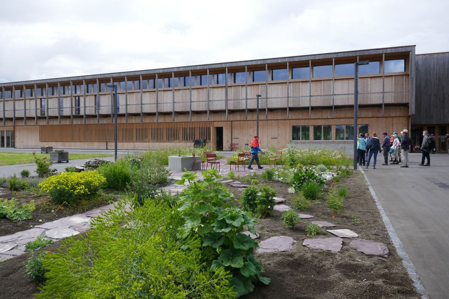 So geht klimafreundliches Bauen: Neubau der landwirtschaftlichen Schule in Salez  – Holzbau mit Lowtec-Konzept.