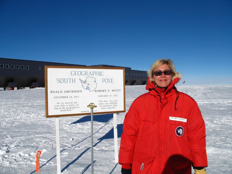 Die Astroteilchenphysikerin Prof. Teresa Montaruli am Südpol, wo sich das IceCube-Experiment befindet.