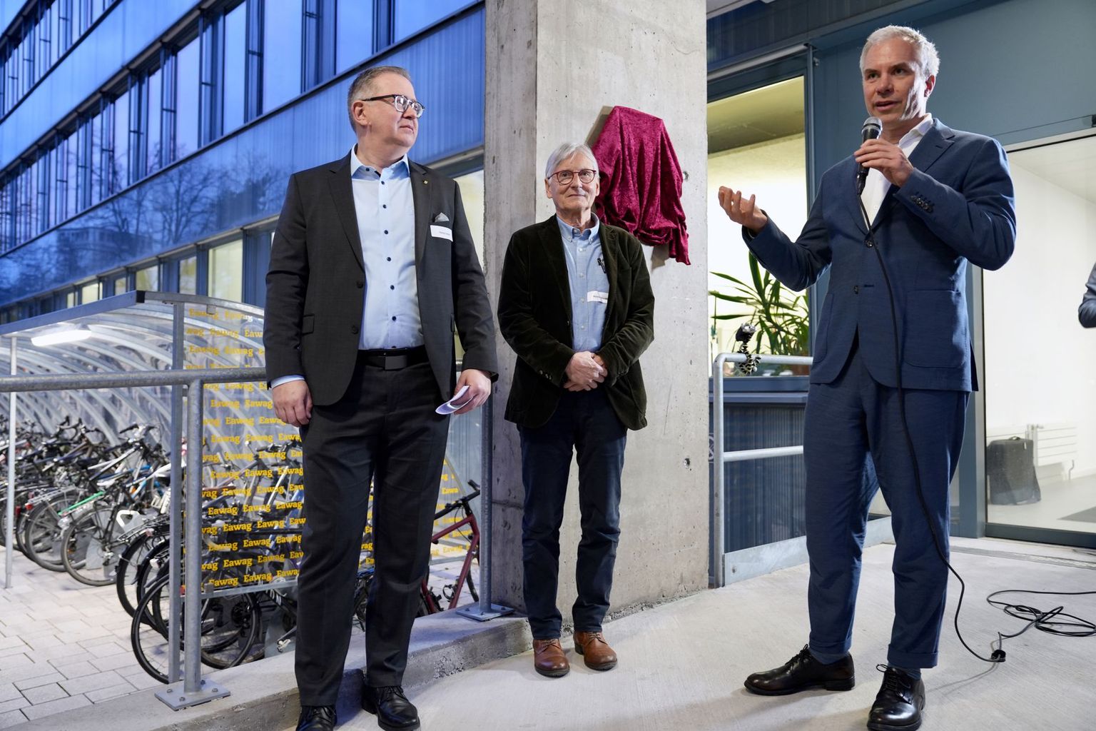 Patrick Schärli, Gemeinderatspräsident von Dübendorf, Philippe Moreillon, Präsident der SCNAT, und Martin Ackermann, Direktor der Eawag bei der Enthüllung der Tafel.