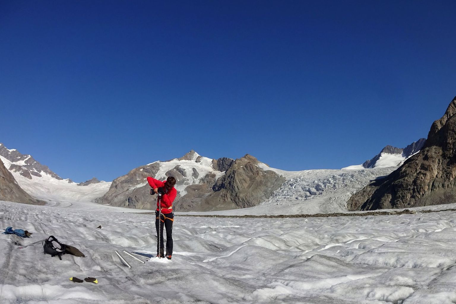 Setting a stake for measurement ice melt on Konkordiaplatz, Great Aletsch Glacier (VS), directly above the thickest ice in the Alps.