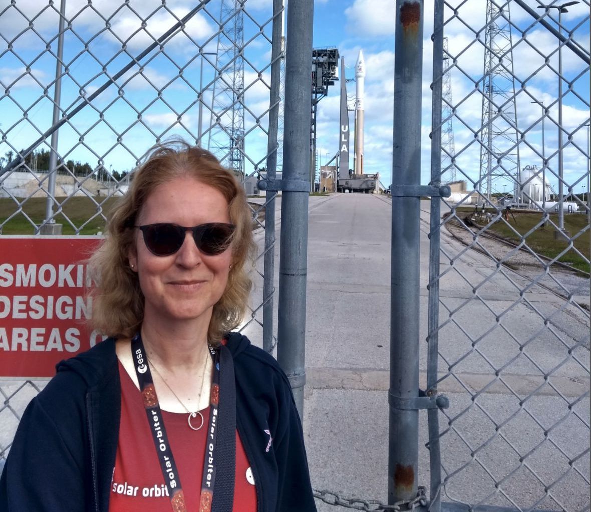 Prof. Louise Harra im Februar 2020 in Cape Canaveral in Florida (USA) beim Start der Raumsonde Solar Orbiter, mit welcher Wissenschaftlerinnen und Wissenschaftler die Aktivitäten auf der Sonnenoberfläche untersuchen.