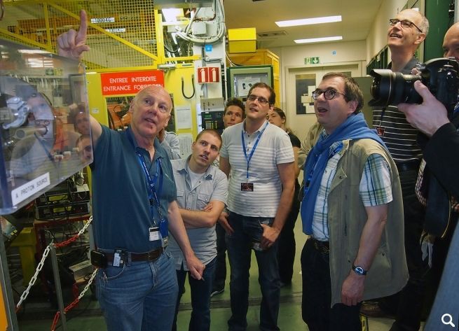 Im Herz von CERN, der Protonenquelle. Am Modell erklärt Mick Storr, wie dem Wasserstoffgas hier die Protonen entzogen werden, die dann im Large Hadron Collider (LHC) miteinander kollidieren.