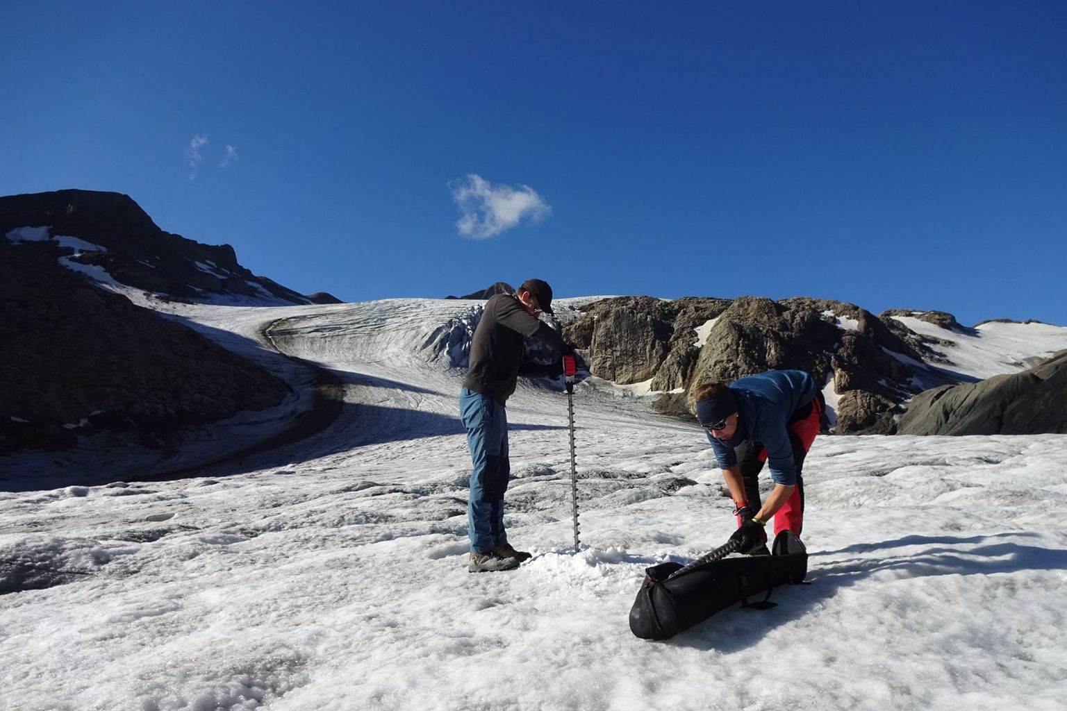 Forage d'une balise de mesure sur le glacier de Gries (VS).