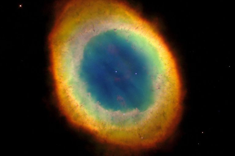 M57, ein viel bewunderter planetarischer Nebel, wegen seiner Form auch Ringnebel in der Leier genannt wird. Pla-netarische Nebel sind die Überreste eines Sterntods, wie er in 4-5 Milliarden Jahren auch der Sonne bevorsteht