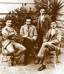 Albert Einstein (Mitte sitzend) mit Marcel Grossmann (links) und zwei weiteren Freunden.