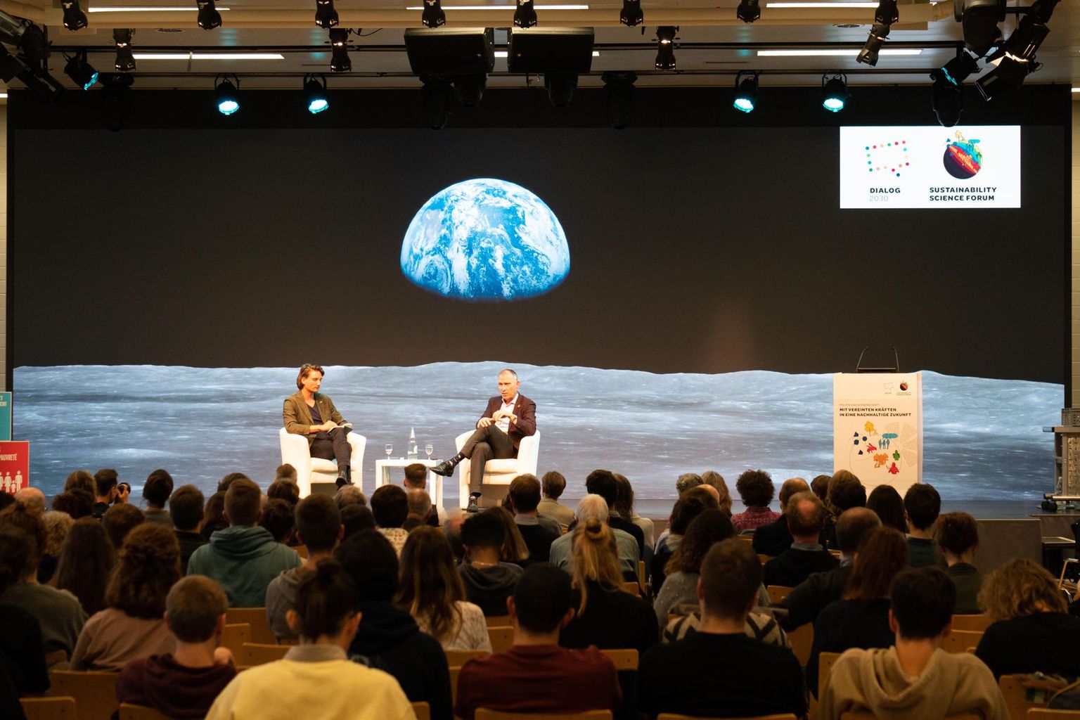 Dialog 2030 meets Sustainability Science Forum. Conversation sur le développement durable vu de l’espace avec Thomas Zurbuchen, responsable du ETH Zurich Space (à droite). Modération: Florian Egli, ETH Zürich (à gauche)