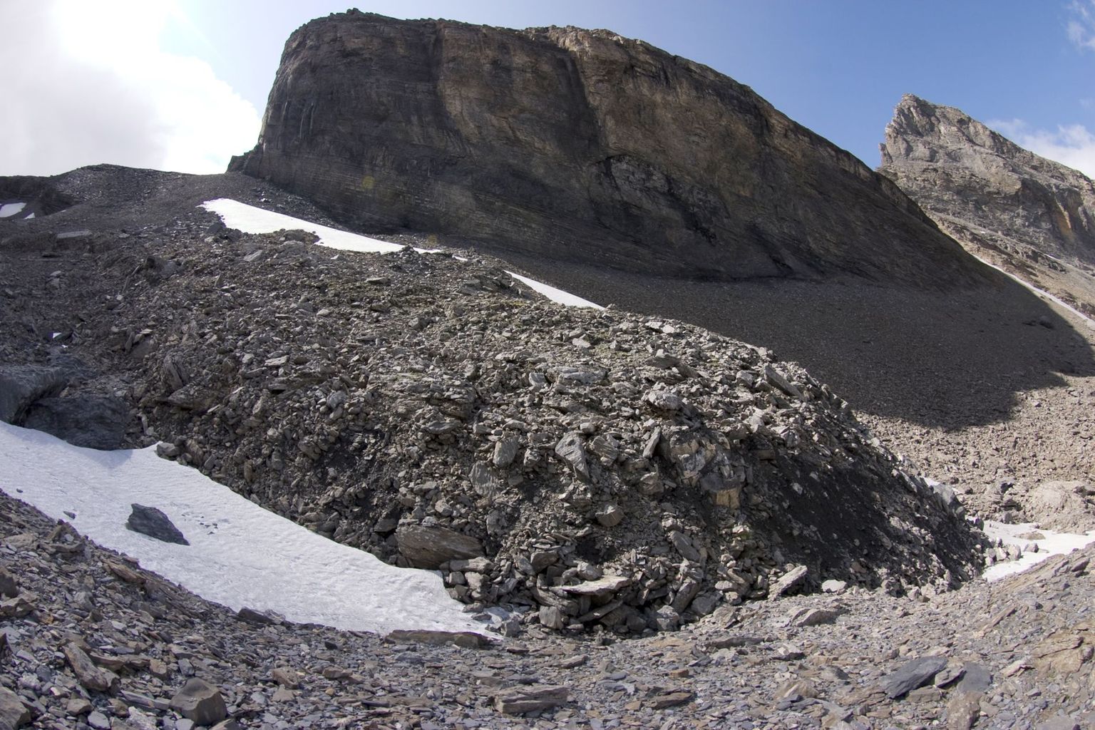 Ein kleiner aktiver Blockgletscher im Forschungsgebiet "Gemmi/Furggentälti", typisch sind die steile Front und grossen Gesteinsblöcke