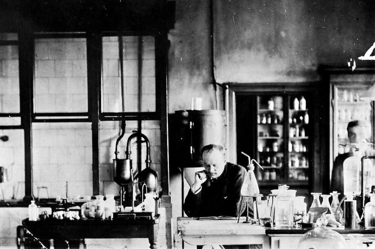 Albert Wander im Laboratorium am Holzikofenweg in Bern