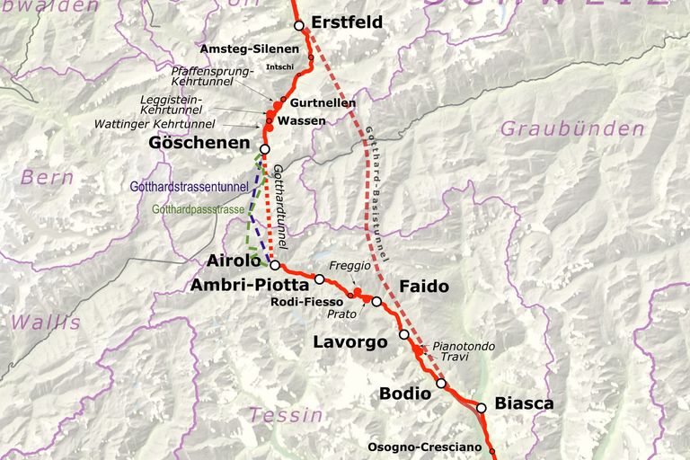 Carte des voies de communication dans la région du Gotthard. En rouge: l'"ancien" tunnel ferroviaire du Gothard et le nouveau tunnel de base. En bleu l'actuel tunnel routier et en vert la route du col du Gothard (complétée sur la base d'une carte de Pechristener/wikimedia).
