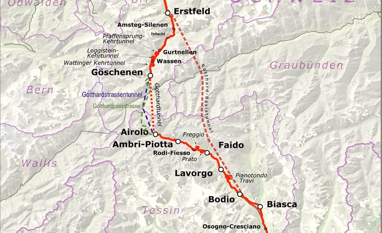 Carte des voies de communication dans la région du Gotthard. En rouge: l'"ancien" tunnel ferroviaire du Gothard et le nouveau tunnel de base. En bleu l'actuel tunnel routier et en vert la route du col du Gothard (complétée sur la base d'une carte de Pechristener/wikimedia).