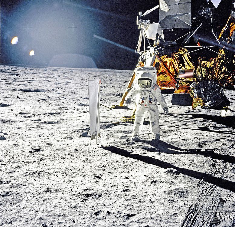 L'astronaute américain Buzz Aldrin et l'expérience du vent solaire sur la Lune. Cette expérience a soulevé des questions auxquelles Corinne Charbonnel a trouvé une réponse des décennies plus tard.