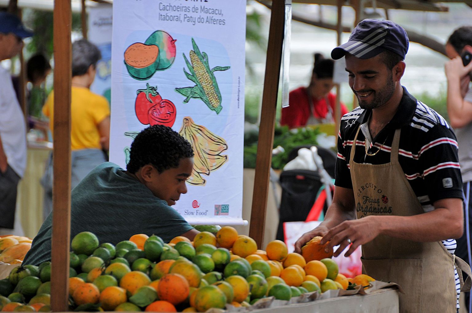 Verkäufer am St. José Slow Food Market in Rio de Janeiro: Die Expertinnen und Experten legen grosses Gewicht auf die Gesundheit der Menschen und auf den Einbezug des gesamten Ernährungssystems von der Produktion bis zum Konsum.