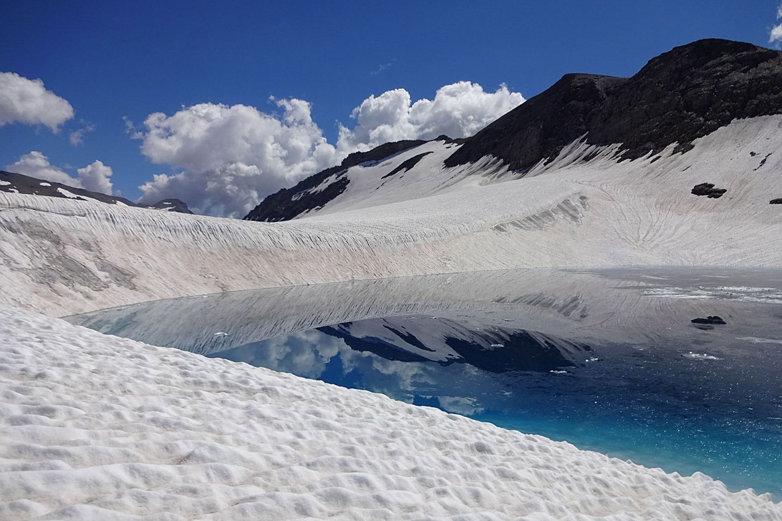 Gletschersee auf der Plaine Morte (oberhalb Montana, Wallis und der Lenk, Bern). Dieser See bildet sich erst seit einigen Jahren auf diesem flachen Plateaugletscher. Seine plötzlichen Entleerungen bergen Gefahren für den Menschen, da sie Hochwasser in der Simme erzeugen können.