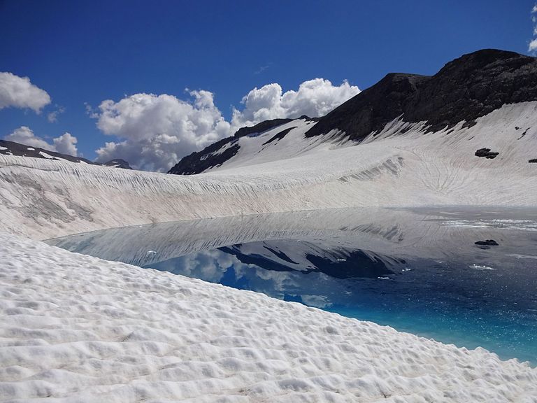 Gletschersee auf der Plaine Morte (oberhalb Montana, Wallis und der Lenk, Bern). Dieser See bildet sich erst seit einigen Jahren auf diesem flachen Plateaugletscher. Seine plötzlichen Entleerungen bergen Gefahren für den Menschen, da sie Hochwasser in der Simme erzeugen können.