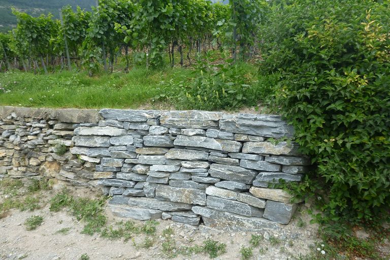 Trockensteinmauer im Wallis