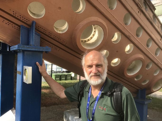 Prof. Alain Blondel mit der Blasenkammer Gargamelle auf den CERN-Gelände in Meyrin: Mit Gargamelle wurden 1973 am CERN 'neutrale Ströme' entdeckt, eine seltene Wechselwirkung