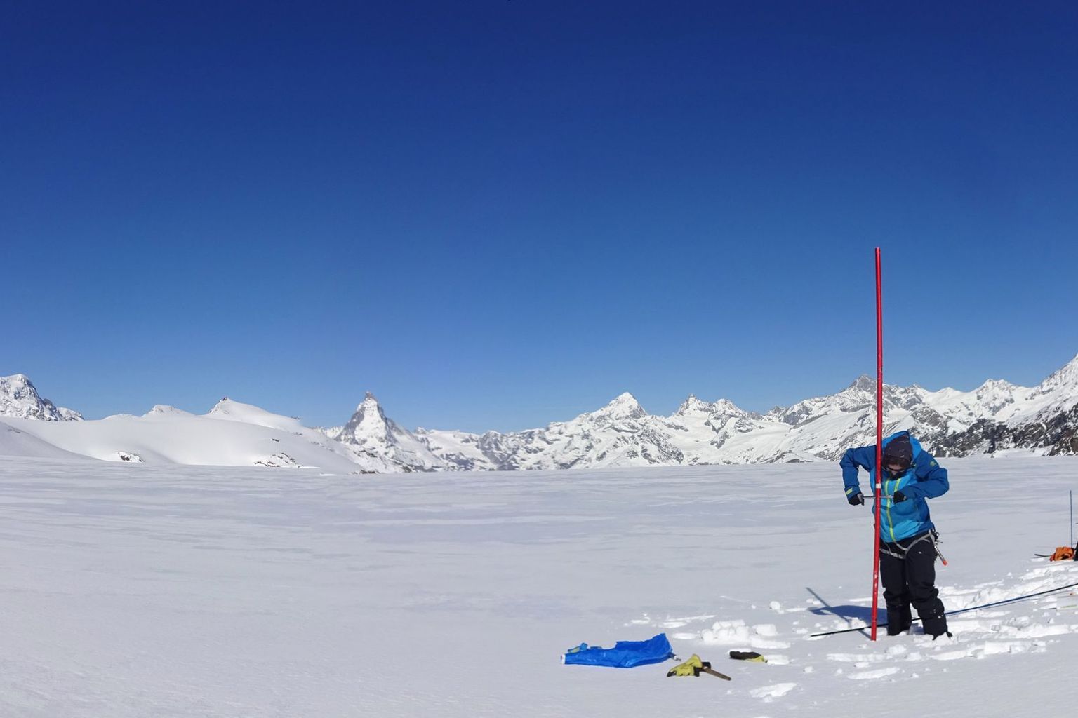 Schneedichte-Messung auf rund 3300 m.ü.M. auf dem Findelgletscher (VS) im Mai 2020.
