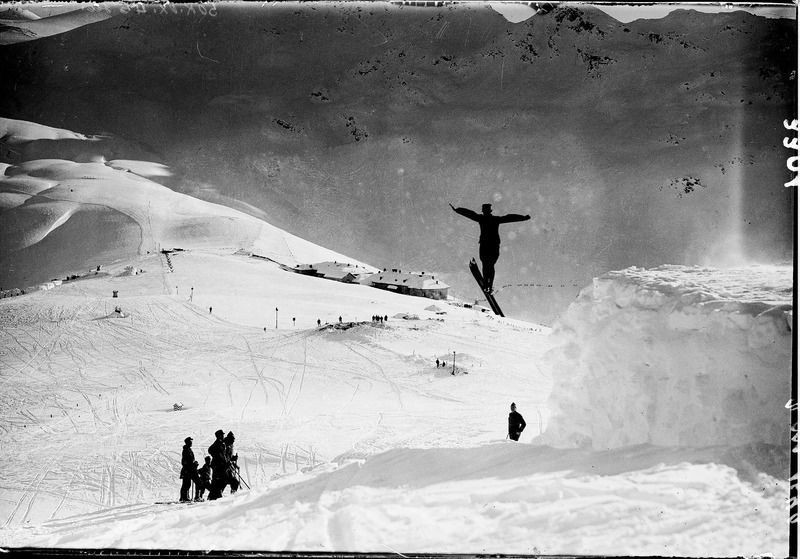 Die Schweizer Truppen waren von der Lawinenkatastrophe nicht betroffen. Das Bild zeigt Soldaten beim Skispringen auf dem Umbrail Pass nahe beim Dreiländereck Schweiz, Östereich-Ungarn und Italien.