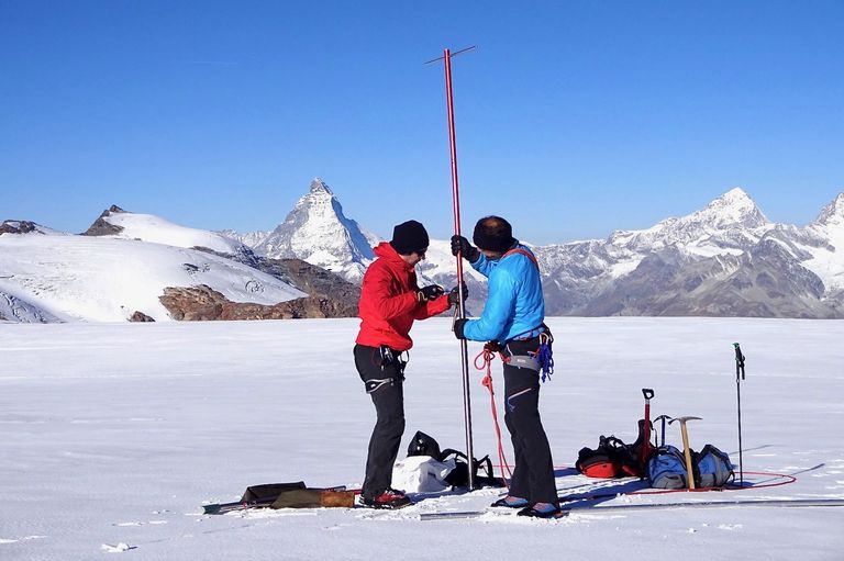 Réinstallation d’une balise de mesure dans la zone d’accumulation du glacier de Findelen à 3400 m.a.s.l.