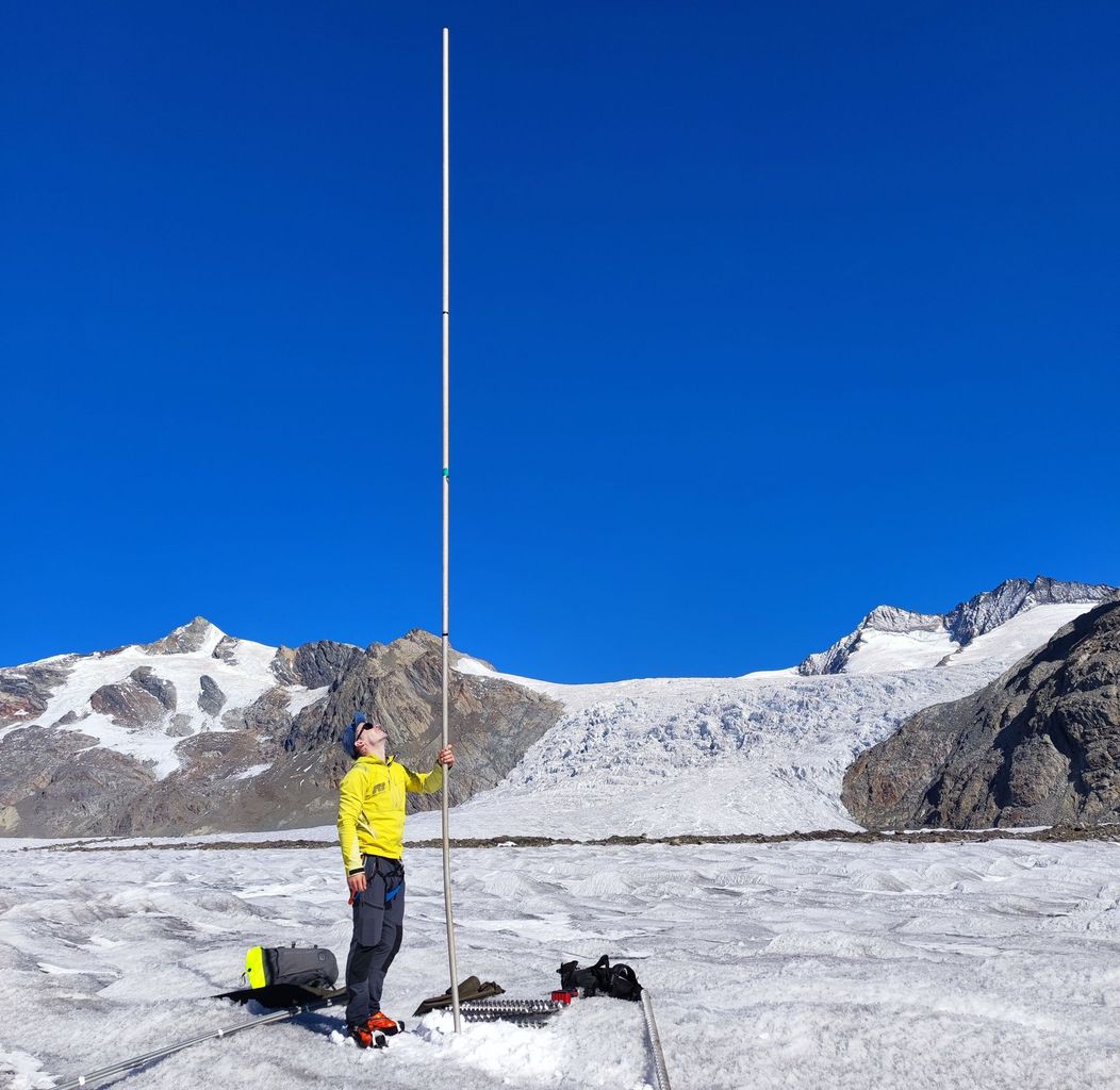 Auf dem Konkordiaplatz, im Zentrum des Grossen Aletschgletschers (VS), sind während des letzten Jahres mehr als 6 Meter Eis abgeschmolzen.
