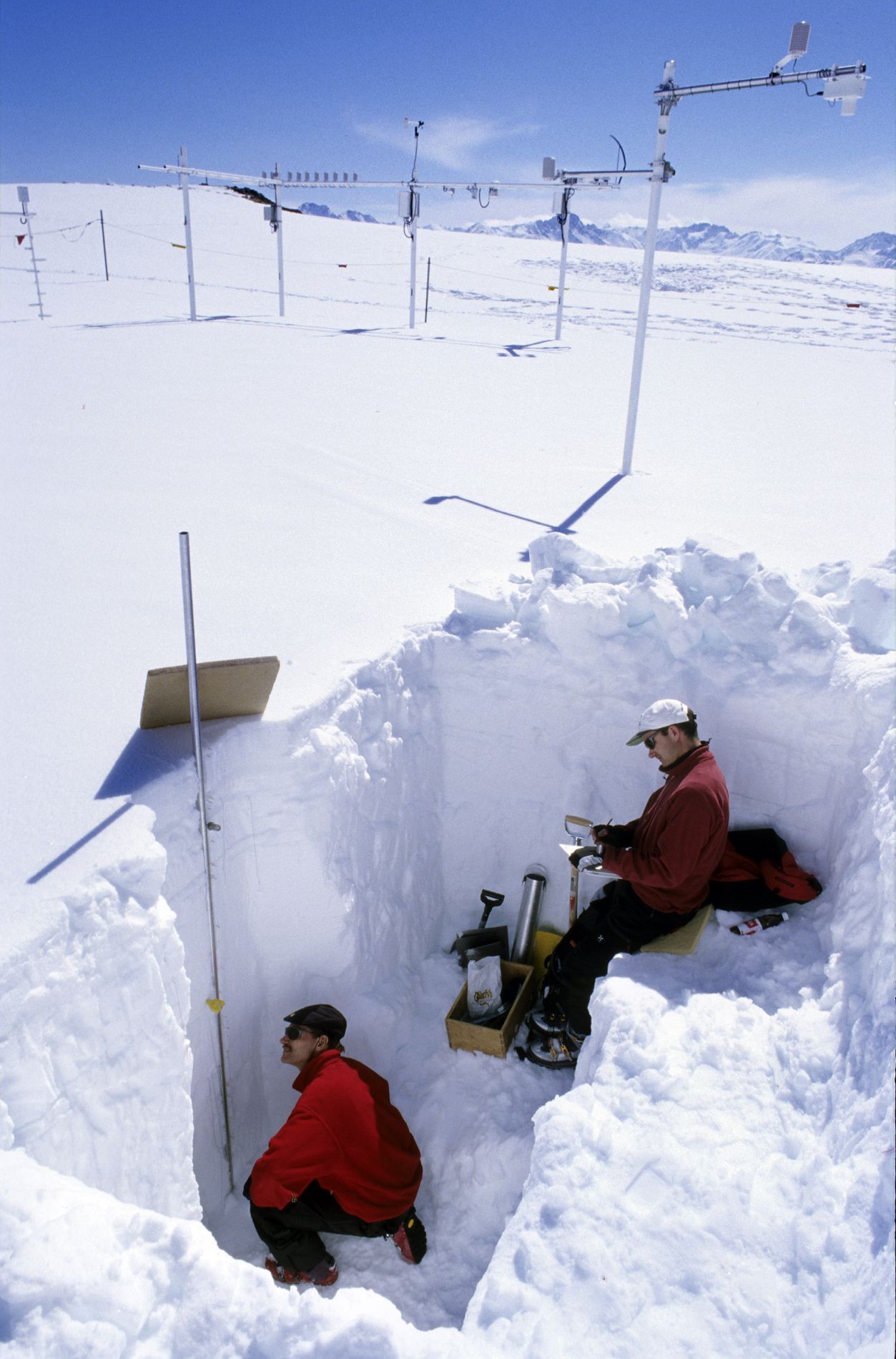 Schneeschacht zur Messung des Schneewasseräuivalents auf dem Messfeld Weissfluhjoch