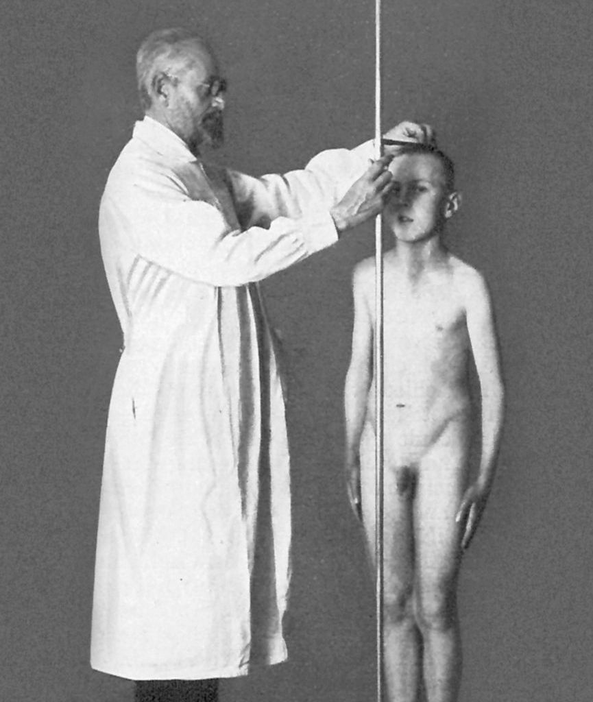 Buch «Die Naturforschenden»: Rudolf Martin vermisst mit dem Anthropometer den Körper eines Kindes.