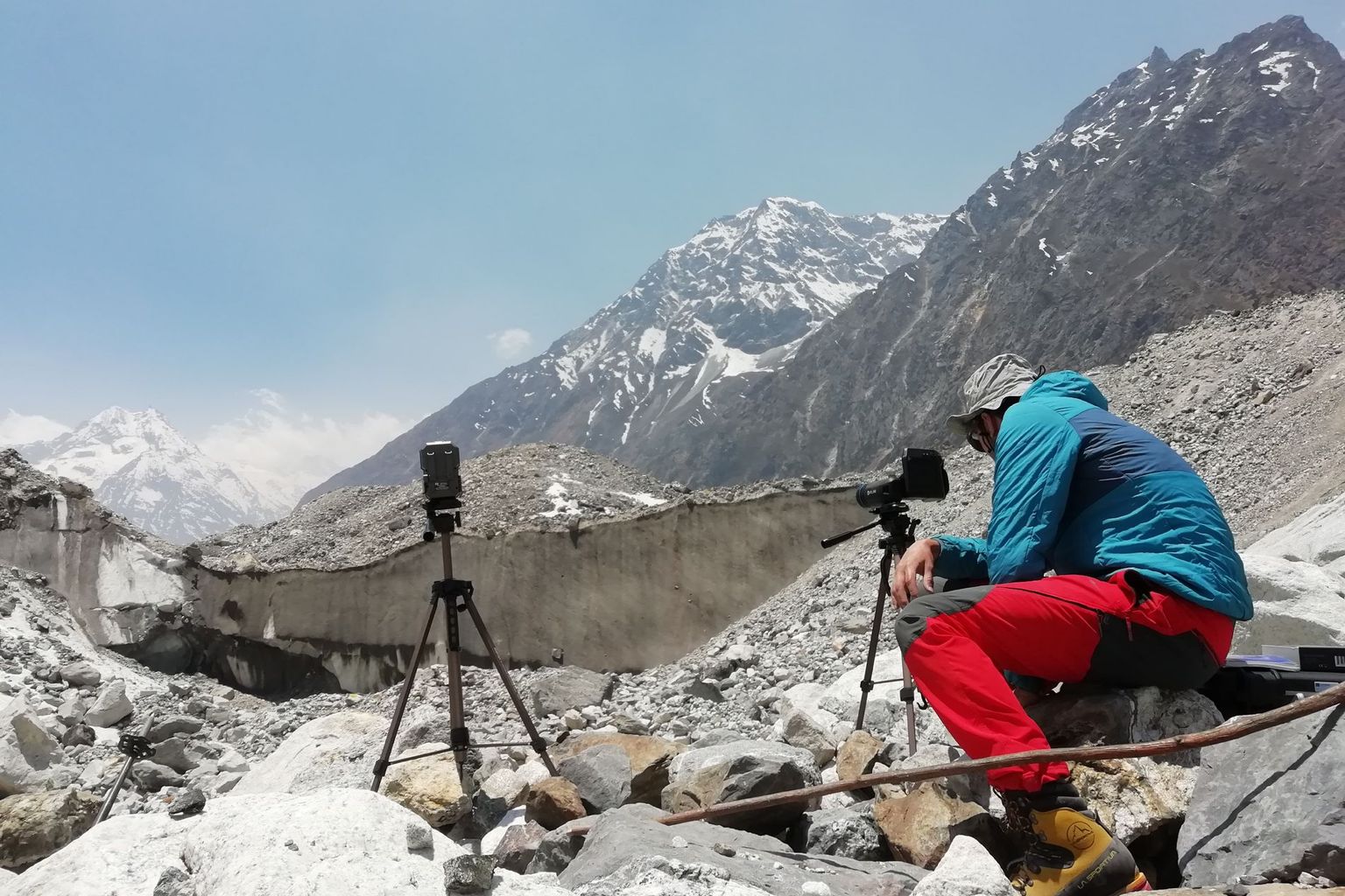 Überwachung einer Eisklippe mit Wärme- und RGB-Kameras auf dem Langtang-Gletscher (Nepal)