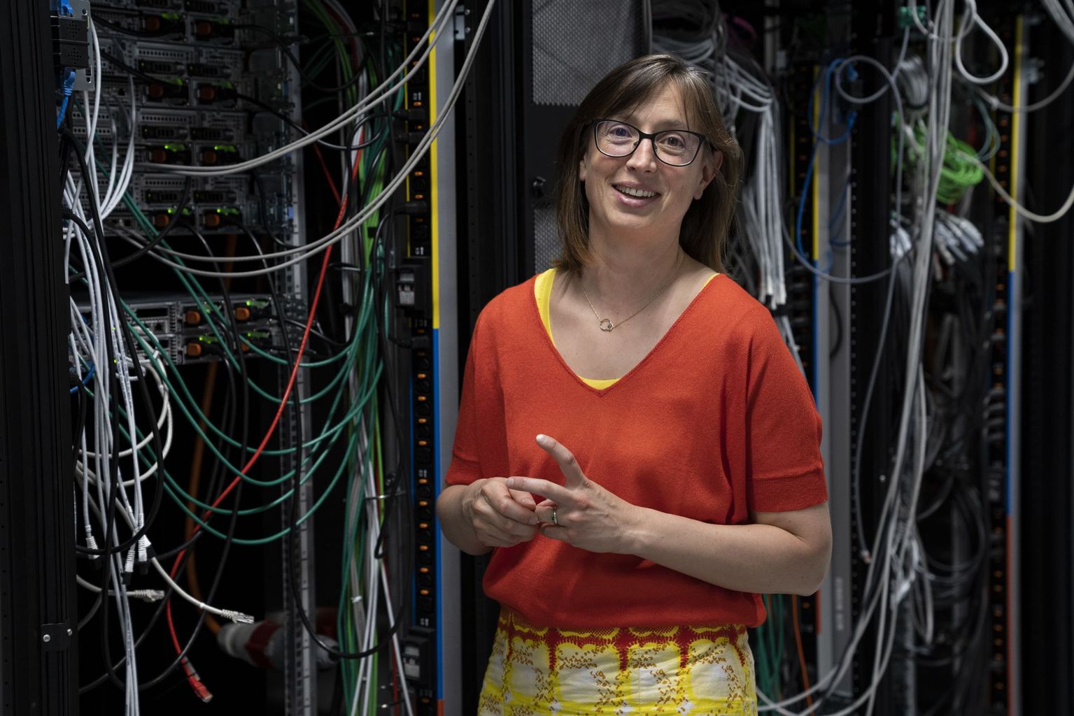 Dr. Anne Verhamme, Assistenzprofessorin für Astronomie an der Universität Genf. Das Bild zeigt Anne Verhamme vor dem Superrechner der Universität Genf, mit dem sie ihre Vorhersagen berechnet.