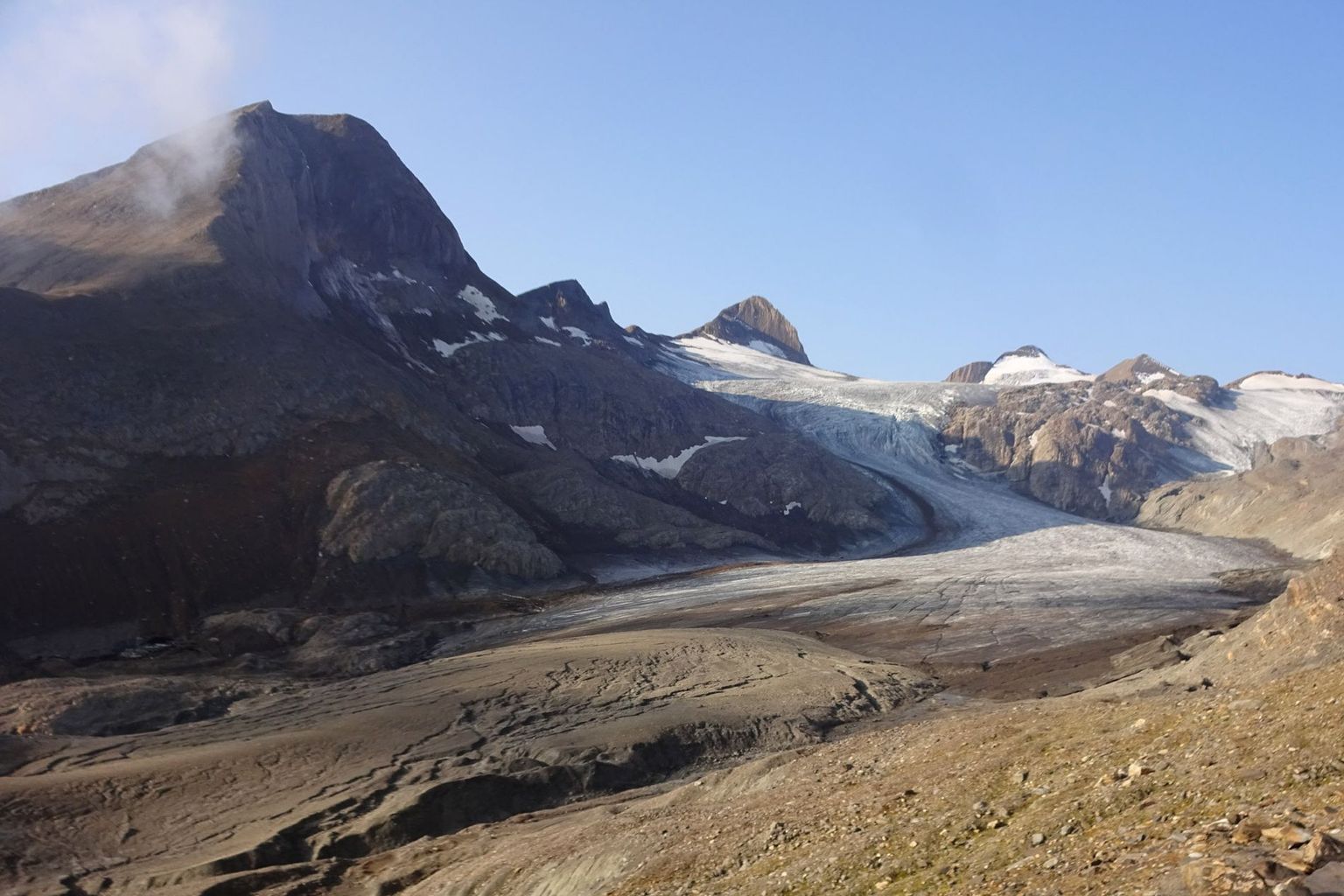 Seit Jahren verliert der Griesgletscher (VS) so schnell an Masse wie kaum ein anderer Gletscher in der Schweiz. Seine Zunge ist dünn und dreckig geworden, was die Schmelze weiter beschleunigt.
