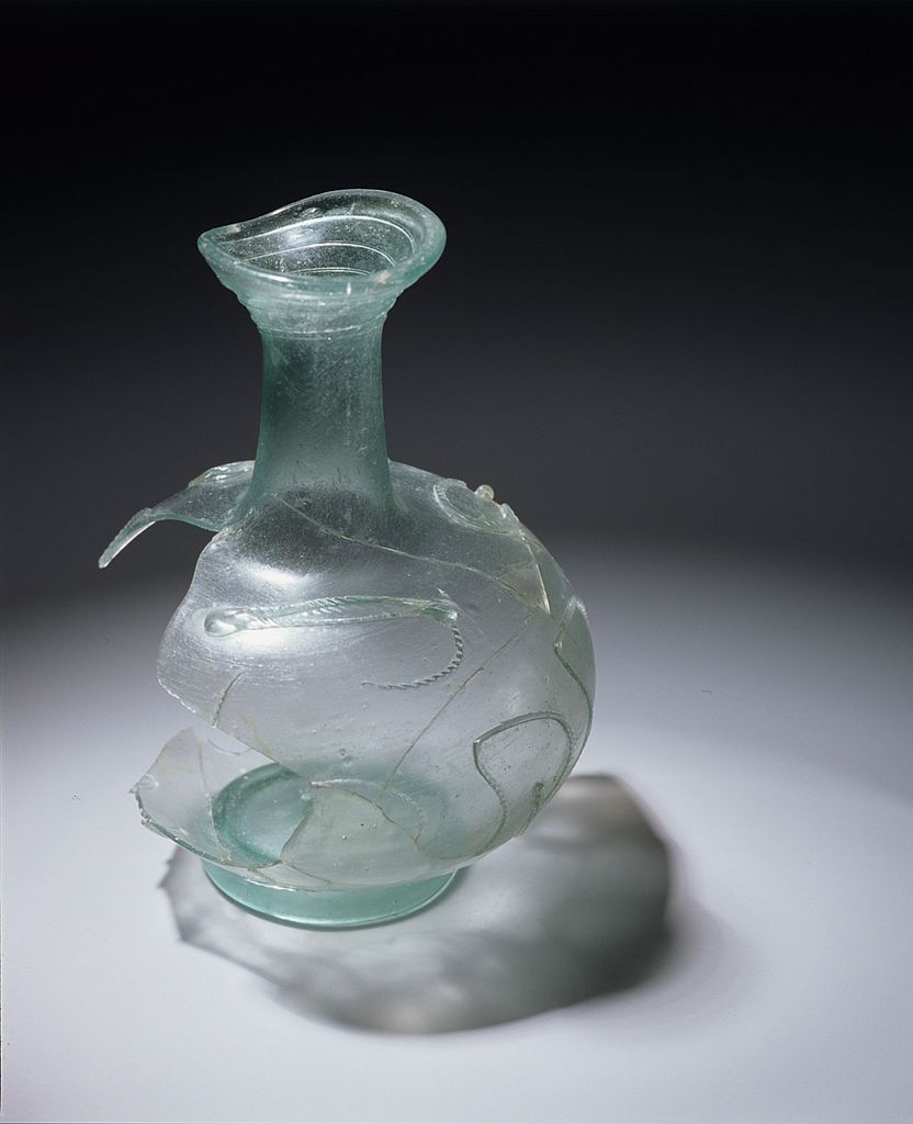 Römisches Glas mit Fadenauflage