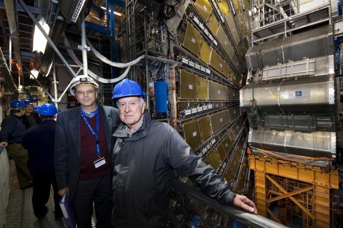 Peter Higgs (Mitte) besucht im April 2008 das ATLAS-Experiment am CERN, begleitet vom Berner Physiker Peter Jenni (links). Jenni war ATLAS-Sprecher von 1995 bis 2009 am CERN und damit der eigentliche Vater des ATLAS-Detektors.