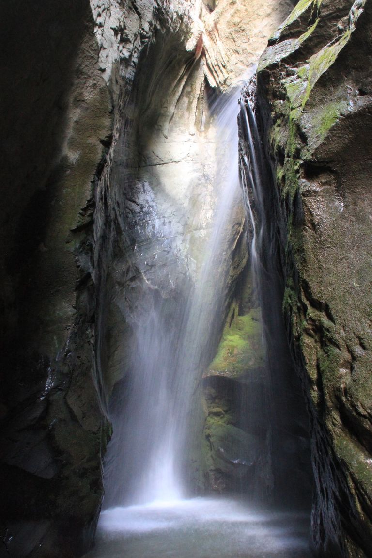 Schlucht mit Wasserfall im Naturpark Pfyn-Finges