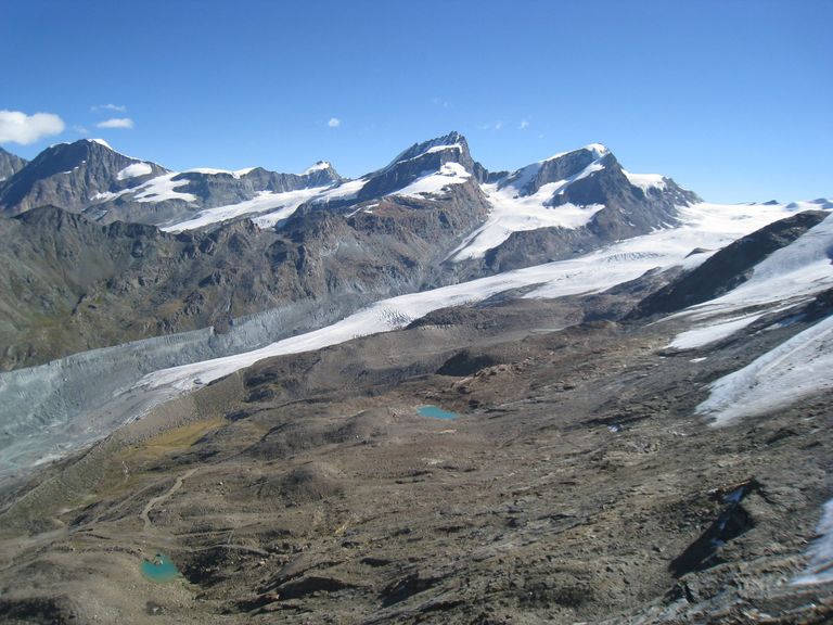Ausblick auf Alphubel, Rimpfischhorn, und Strahlhorn mit Adler- und Findelengletscher