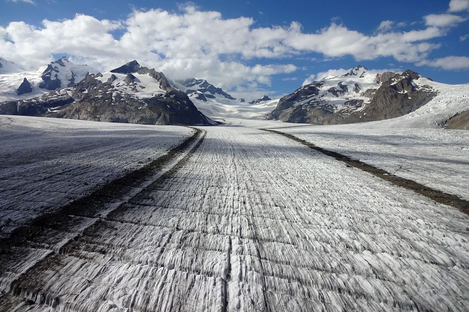 Der Konkordiaplatz auf dem Grossen Aletschgletscher (VS) beeindruckt durch seine Weite. Eine Eisschicht von 2-3 Metern schmolz im Sommer 2021 hier ab.