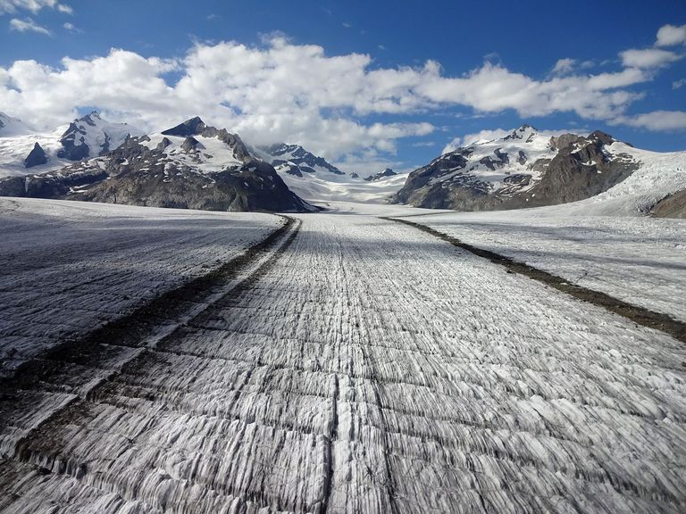 Der Konkordiaplatz auf dem Grossen Aletschgletscher (VS) beeindruckt durch seine Weite. Eine Eisschicht von 2-3 Metern schmolz im Sommer 2021 hier ab.