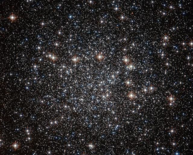 Kugelsternhaufen sind kompakte Ansammlungen von meist alten Sternen.