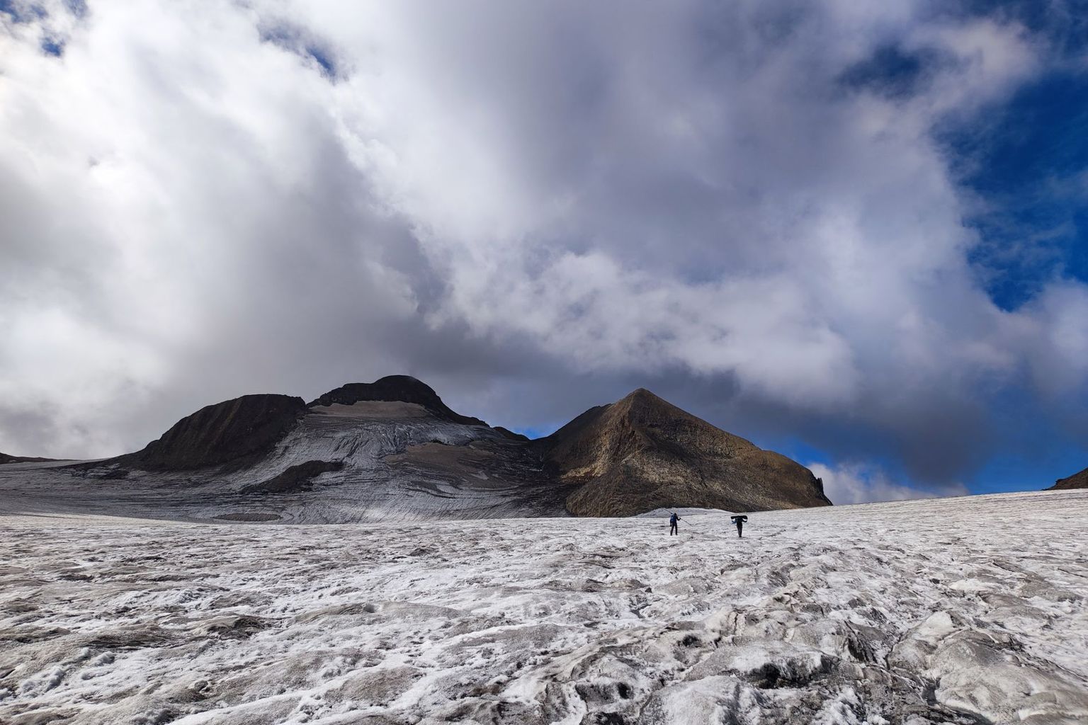 Des glaciologues en train de se rendre au glacier de Gries (VS). Début septembre, il n’y a aucune trace de neige sur le glacier, même aux endroits où l’altitude est la plus élevée.