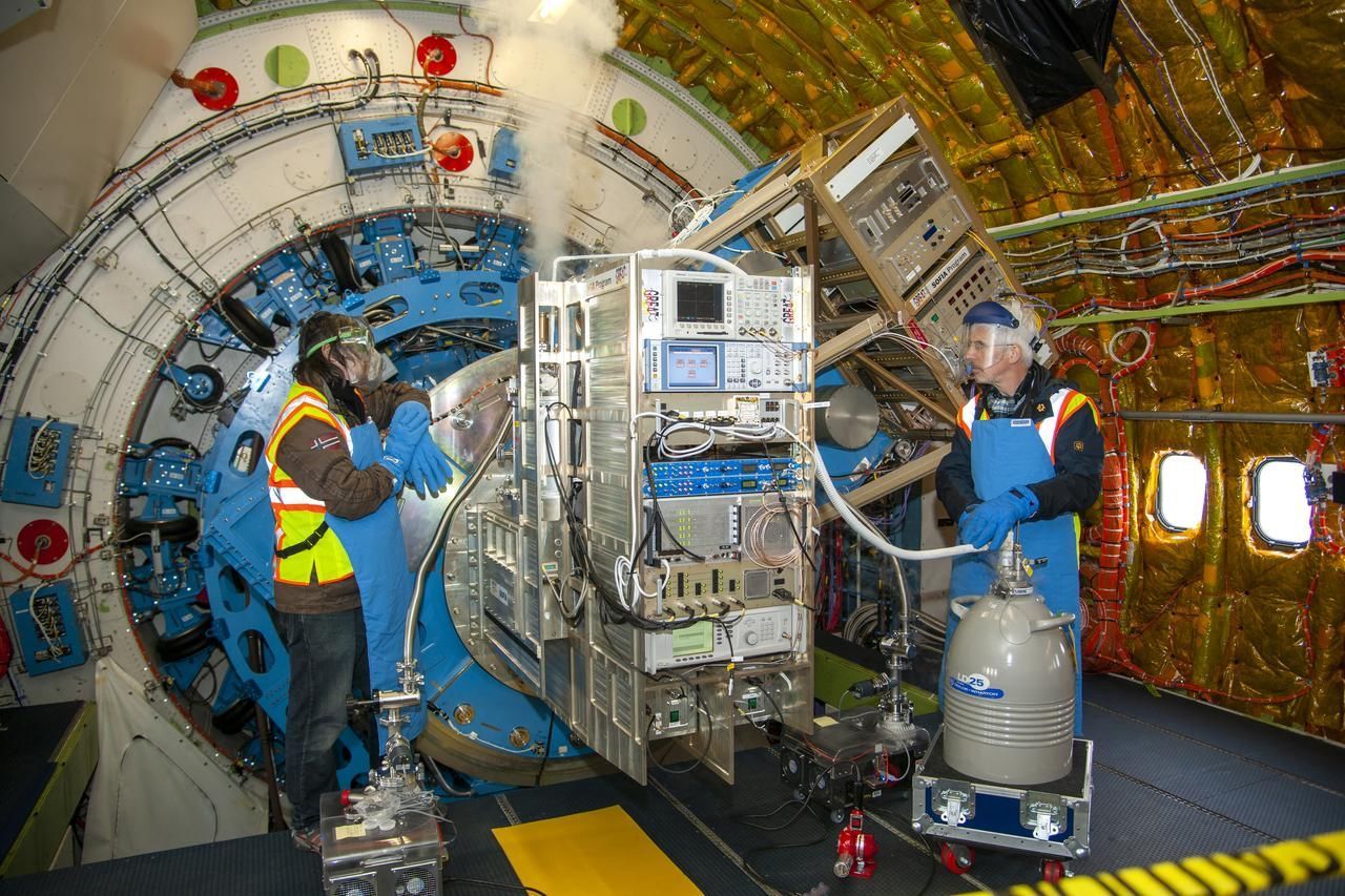 High-Tech Teleskop im Rumpf des Flugzeugs.