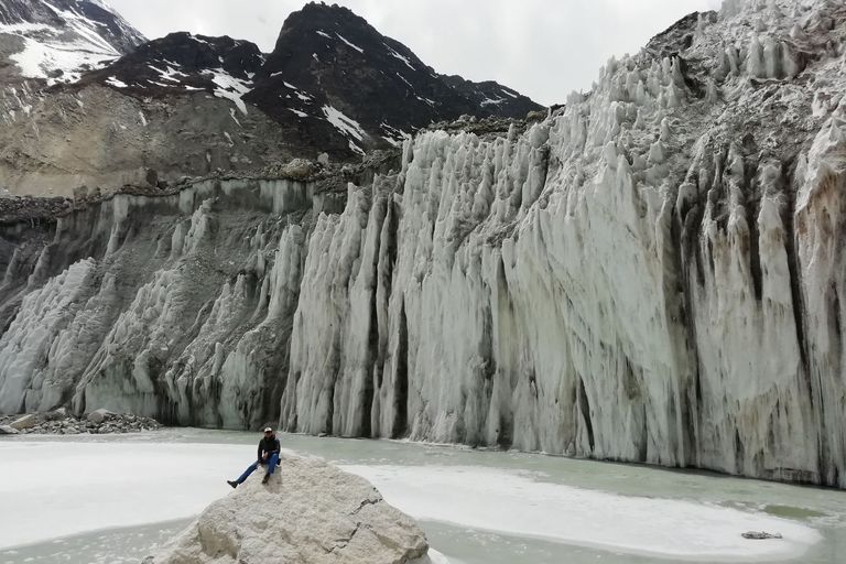 Eisklippe und Teich auf dem Langtang-Gletscher (Nepal)