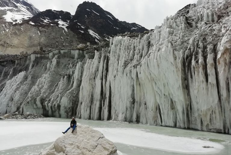 Falaise de glace et bassin sur le glacier de Langtang (Népal)